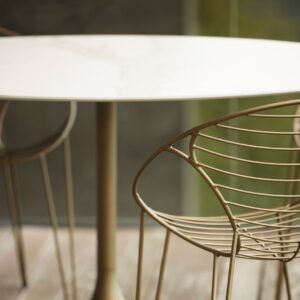 joli central round tafel stoelen wire detail